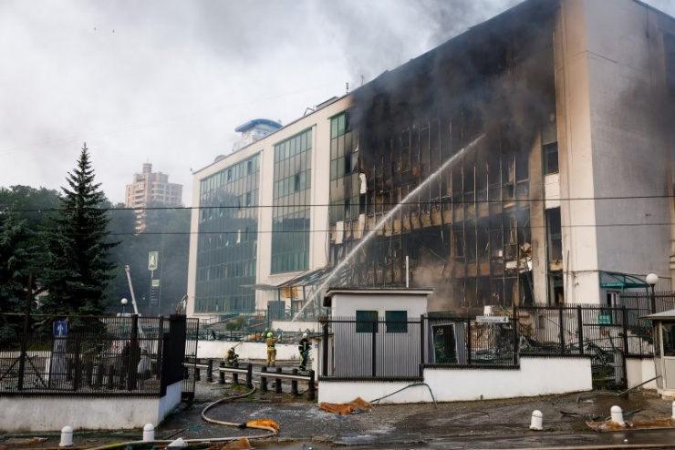 Lính cứu hỏa làm việc tại địa điểm xảy ra cuộc tấn công bằng máy bay không người lái của Nga tại Kiev ngày 10/6. Ảnh Reuters. 