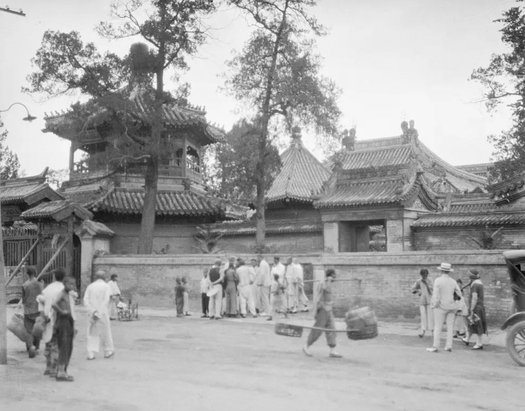 Người địa phương và nước ngoài trước cổng Khôi Tinh Lâu, ở Bắc Kinh, chụp khoảng 1924-1927. Ngôi miếu được xây dựng từ năm 1828, thời nhà Thanh, phong cách kiến trúc Đạo giáo.