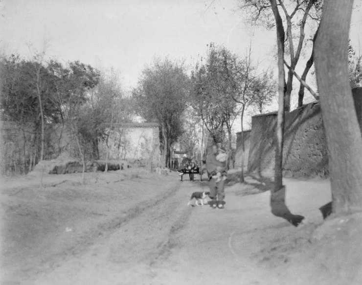 Một con đường ở huyện Định, tỉnh Hà Bắc, khoảng năm 1931-1932.