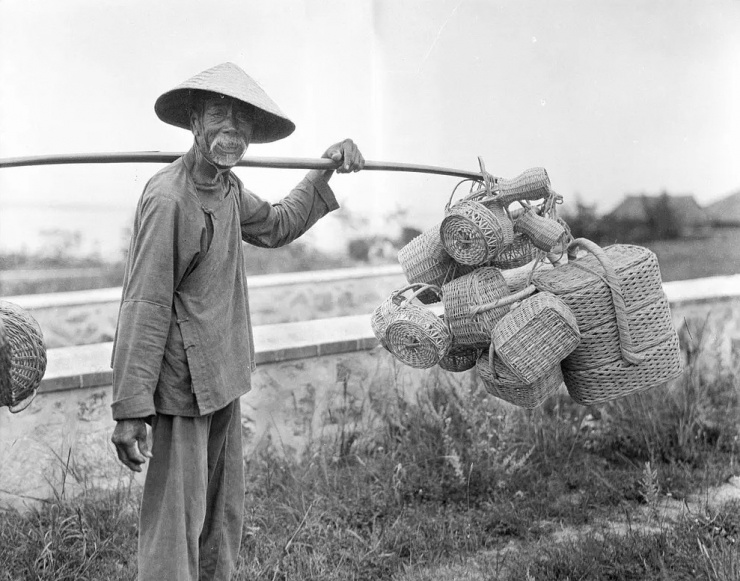 Người đàn ông bán rổ, giỏ đan ở tỉnh Hà Bắc, khoảng năm 1924-1927.