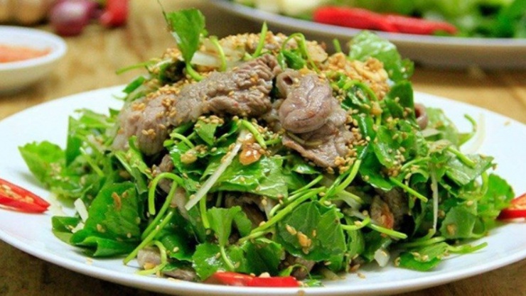 Điểm đặc biệt của món ăn đó chính là thịt dê sau khi được ướp đậm đà gia vị, thì xào lên rồi bày biện ra cùng rau má. Như vậy sẽ rau má sẽ giữ được toàn bộ sự thanh mát, thơm ngon mà không hề mất đi. Bên cạnh hương thơm thoang thoảng của món ăn lan tỏa thật khó cưỡng, thì thịt dê săn chắc tươi ngon, kết hợp cùng rau má giòn giòn, rắc ít mè rang nữa để càng trọn vị hơn nữa nhé!