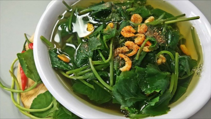 Nói đến sự thanh mát của rau má, thì để cảm nhận rõ ràng nhất đó chính là qua món canh rau má tôm khô này đây. Tuy đơn giản nhưng lại giữ được vẹn nguyên những tinh chất từ rau má lắm đó!