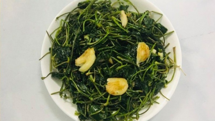 Bên cạnh hương thơm đến nức mũi từ tỏi lan tỏa, thì rau má còn được xào tươi xanh, giữ trọn vẹn nguyên vị giòn giòn thanh mát như ban đầu. Có ngay chén nước tương dằm ớt nữa thì mới đúng chuẩn.