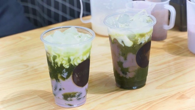 Màu xanh của rau má quyện với màu tím của khoai môn đúng là tạo nên "bức tranh" rất đáng để chiêm ngưỡng. Đã thế rau má còn tươi mát, kết hợp cùng nước cốt dừa béo ngậy, khoai môn bùi bùi. Bấy nhiêu đã đủ khiến bạn kích thích chưa nào?