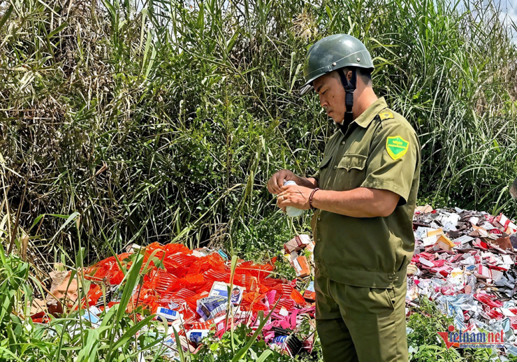 Công an đã làm rõ về lượng lớn thực phẩm chức năng bị vứt ở 5 điểm ven đường Nguyễn Văn Linh, huyện Bình Chánh. Ảnh: Phước Sáng.
