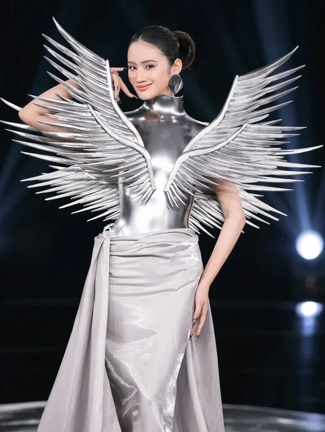 Không chỉ Ý Nhi, Hoa hậu H’Hen Niê cũng gặp sự cố với bộ trang phục cầu kỳ này - 3