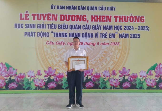 Nhật Minh được UBND quận Cầu Giấy khen thưởng vì có thành tích xuất sắc. Ảnh: Gia đình cung cấp