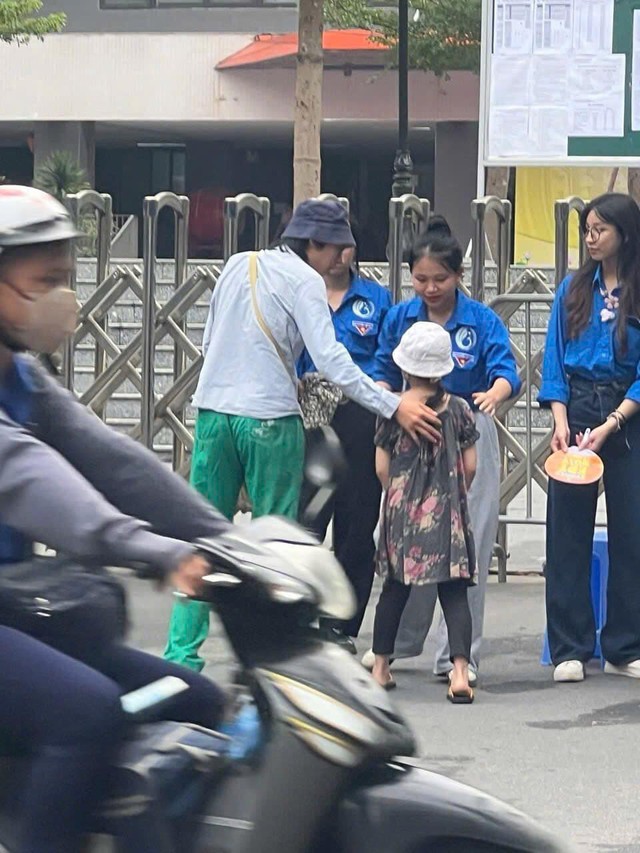 Giữa áp lực thi cử, hình ảnh người anh trai gánh thêm trách nhiệm chăm sóc em gái đã lay động trái tim nhiều người tại điểm thi chuyên Amsterdam.