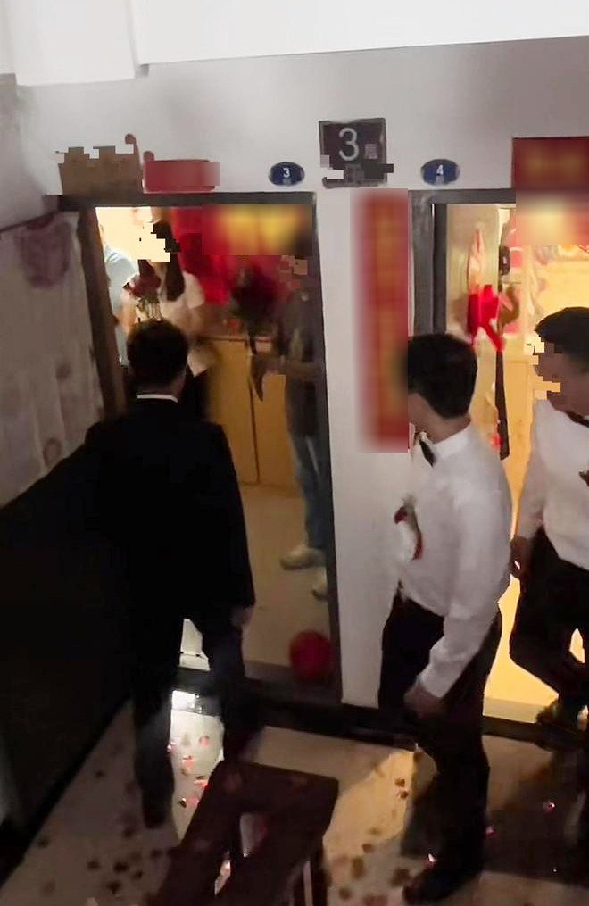 Màn đón dâu quá nhanh, hai nhà cách nhau vỏn vẹn 6 bước chân. Ảnh: 163