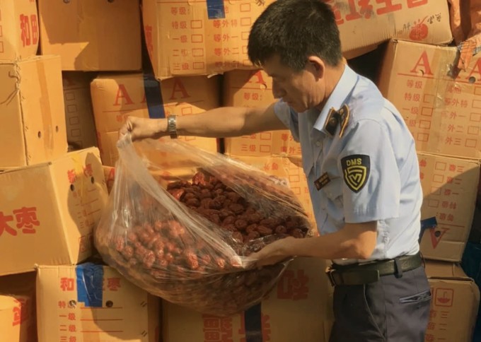Hơn 4 tấn táo đỏ không rõ nguồn gốc bị nhà chức trách thu giữ. Ảnh: Quản lý thị trường