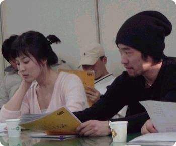 Song Hye Kyo và Ryu Seung Beom trong buổi đọc kịch bản phim hồi năm 2004
