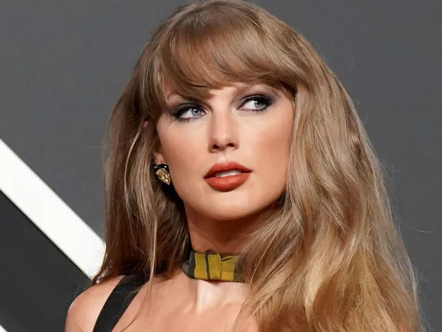 Taylor Swift cầu cứu