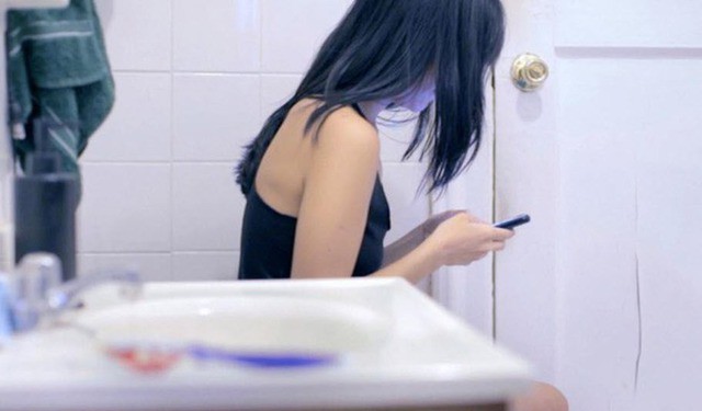 Phụ nữ ngồi lâu trên bồn cầu dùng điện thoại dễ tăng nguy cơ mắc bệnh trĩ và các vấn đề về cơ sàn chậu. Ảnh minh họa