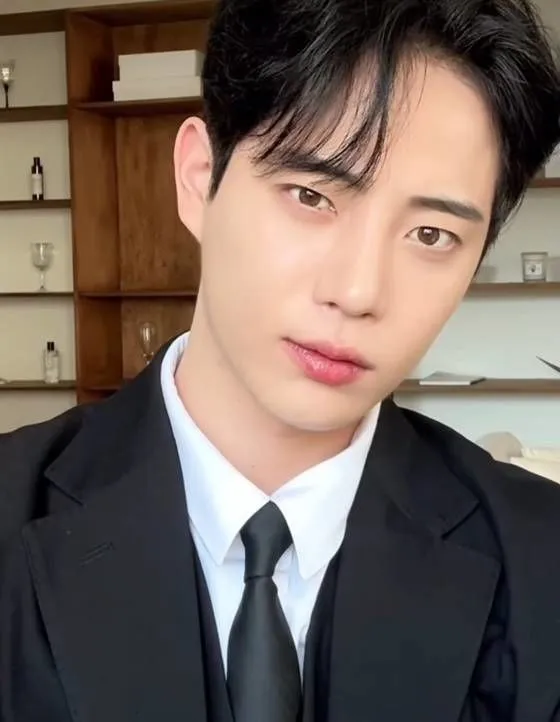 Kim Jong Suk đột ngột qua đời ở tuổi 29. Có nhiều tin đồn xoay quanh cái chết của anh.
