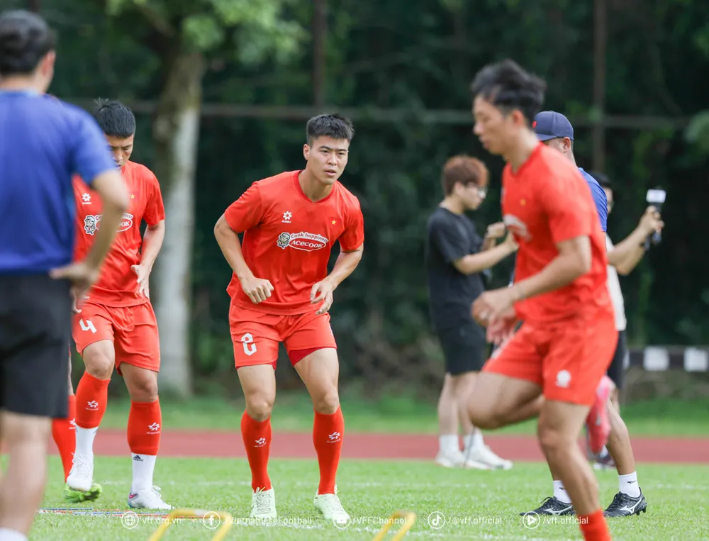 Duy Mạnh chỉ huy hàng phòng ngự tuyển Việt Nam không dễ cho Malaysia ghi bàn. Ảnh: VFF