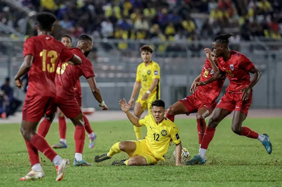 Quả bóng vàng Arif Aiman Hanapi (12) xuất sắc ở CLB nhưng vô hại ở đội tuyển Malaysia. Ảnh: NST