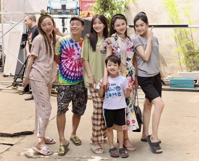 Lương Thu Trang cùng dàn diễn viên 'Dịu dàng màu nắng'.
