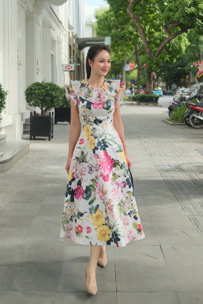 Lương Thu Trang gây chú ý khi diện chiếc đầm sặc sỡ trong 'Dịu dàng màu nắng'.