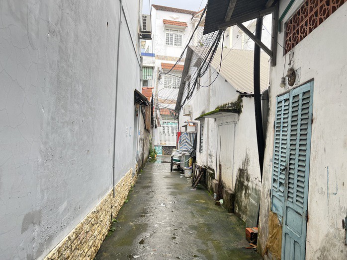 Đường hẻm dẫn vào trụ sở Công ty CP Mekolor