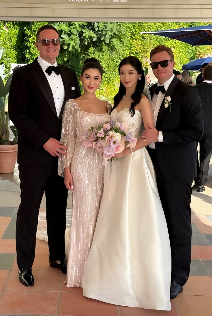 Vợ chồng Trần Khả Hân (phải) trong ngày cưới. Ảnh: Instagram