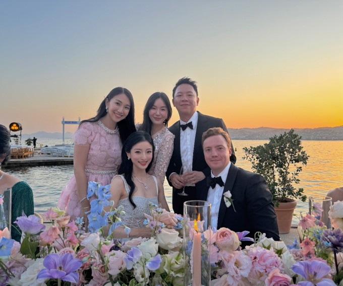 Trần Khả Hân và ông xã ngoại quốc (ngồi) trong ngày cưới. Ảnh: Instagram