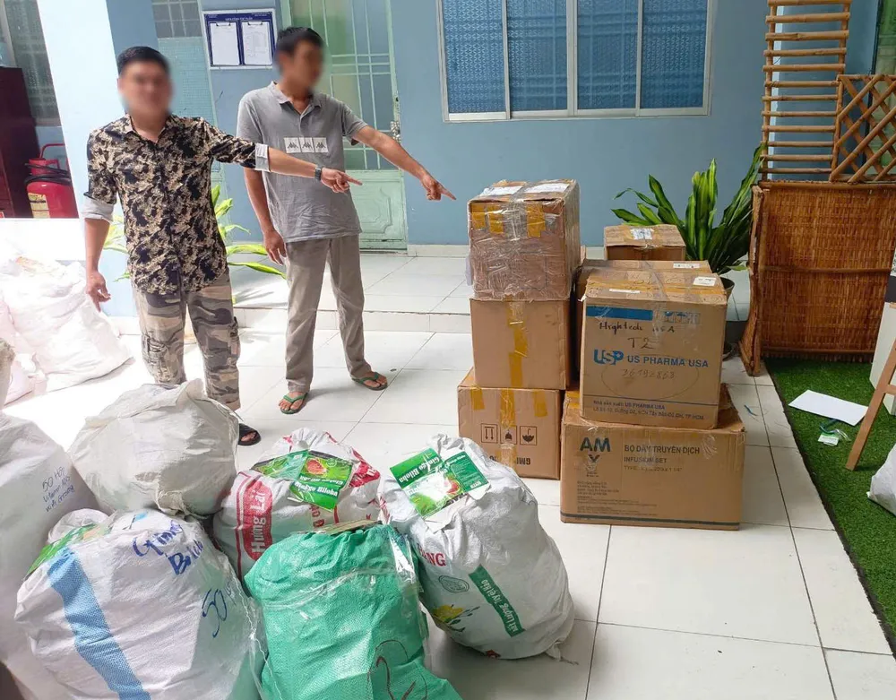 C bên trái được xác định là tài xế chở số hàng bằng xe tải đến giao cho L đi tiêu hủy. Ảnh: CA