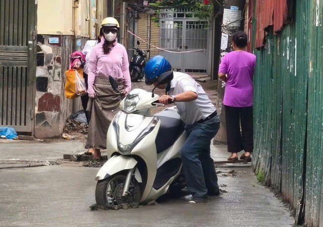 Người đàn ông cố tình đi vào đoạn đường mới đổ bê tông.