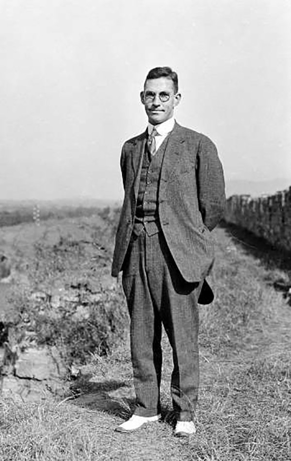 Theo PKU, Sidney David Gamble (1890-1968) đến Bắc Kinh, Tứ Xuyên, Hà Bắc từ năm 1908 đến 1932, để lại lượng tác phẩm lớn về xã hội đương thời. Ảnh của ông đề tài phong phú, giàu giá trị lịch sử, thường được đưa vào chương trình giảng dạy về lịch sử, văn hóa, tôn giáo đầu thế kỷ 20.