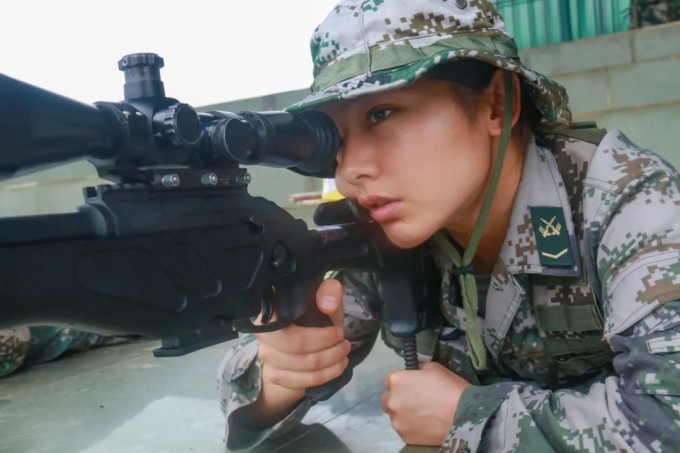 Xạ thủ bắn tỉa Bố Tái Na Phủ của quân đội Trung Quốc. Ảnh: Weibo