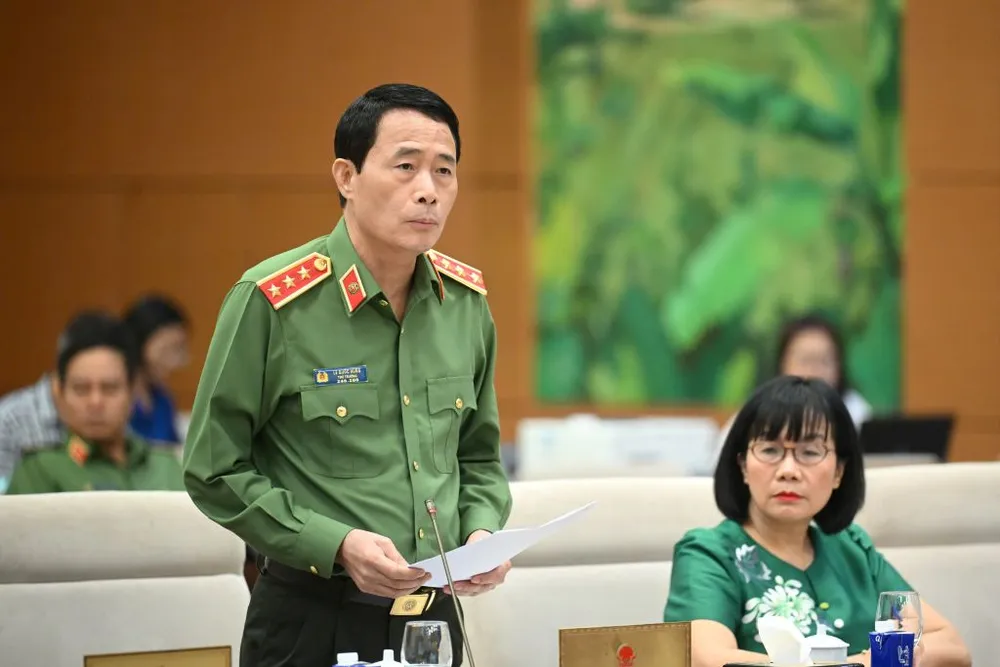 Thứ trưởng Bộ Công an Lê Quốc Hùng trình bày báo cáo. Ảnh: QH