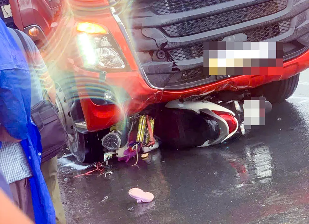 Hiện trường vụ tai nạn trên Quốc lộ 61 thuộc địa bàn huyện Phụng Hiệp, tỉnh Hậu Giang. Ảnh: HOÀNG NAM