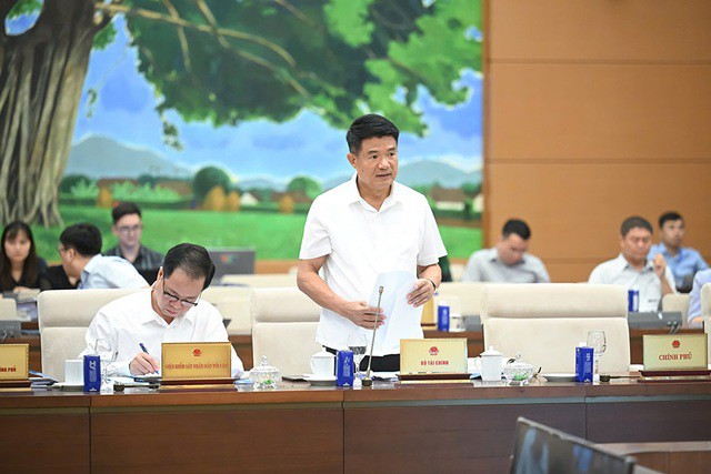 Viện trưởng VKSND Tối cao Nguyễn Huy Tiến trình bày báo cáo Giải trình, tiếp thu ý kiến đại biểu Quốc hội về dự án Luật sửa đổi, bổ sung một số điều của Bộ luật Tố tụng hình sự. Ảnh: QH