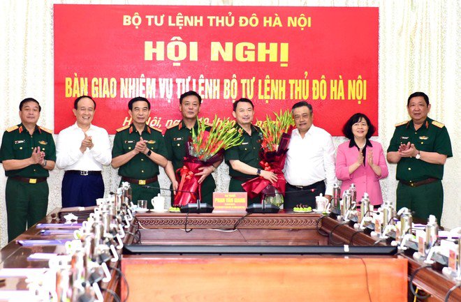 Lãnh đạo Bộ Quốc phòng và thành phố Hà Nội chúc mừng các đồng chí nhận nhiệm vụ mới