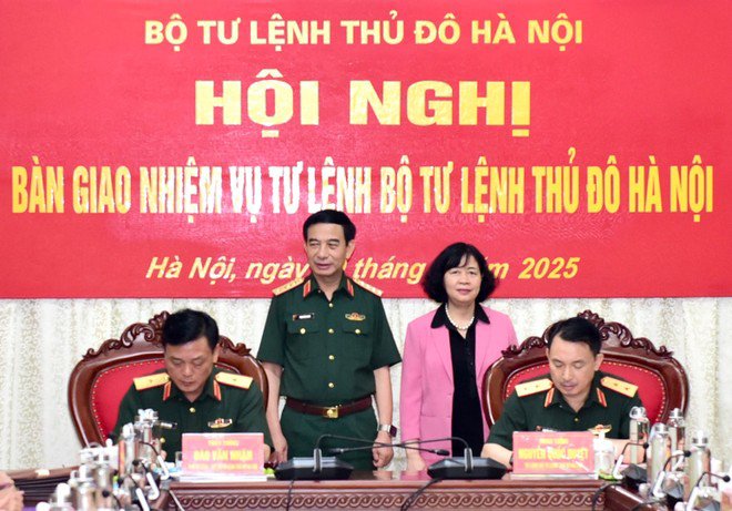 Bộ trưởng Bộ Quốc phòng và Bí thư Thành ủy Hà Nội chứng kiến lễ ký biên bản bàn giao