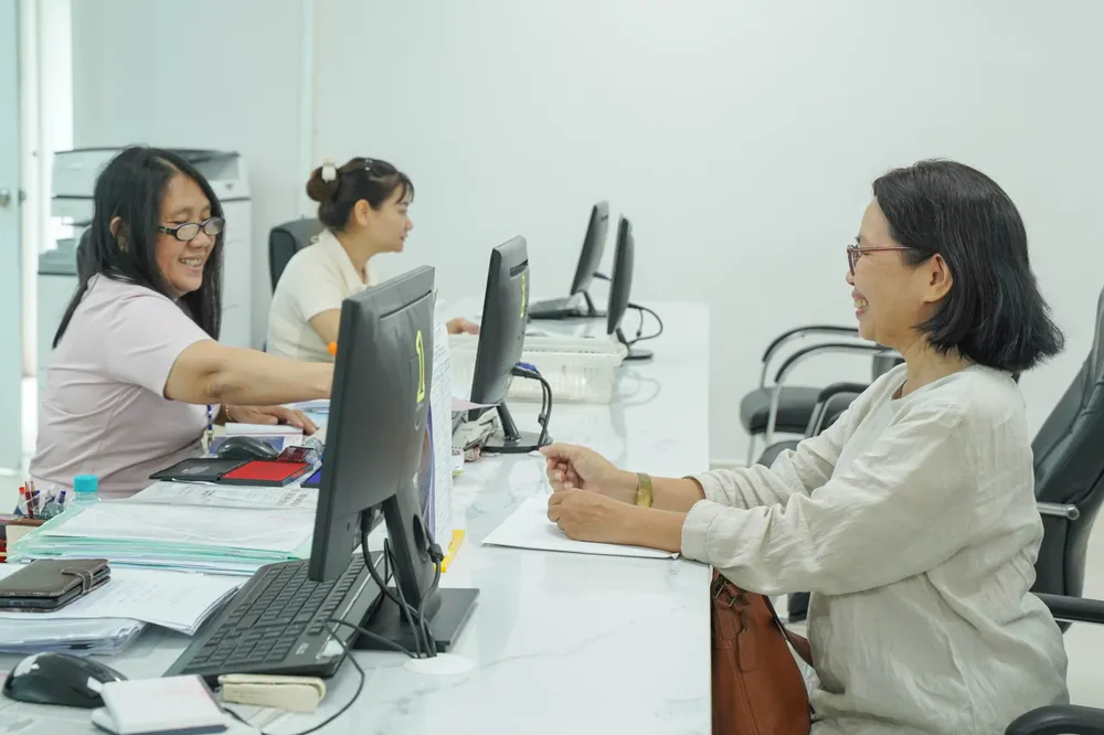 Cán bộ TP.HCM tiếp nhận hồ sơ của người dân. Ảnh: THUẬN VĂN