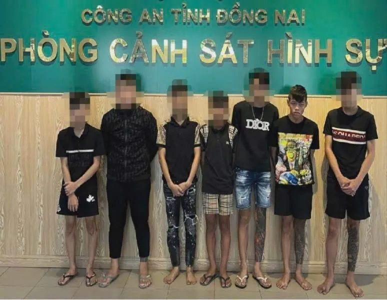 Nhóm thanh thiếu niên gây rối trật tự công cộng. Ảnh: CA.