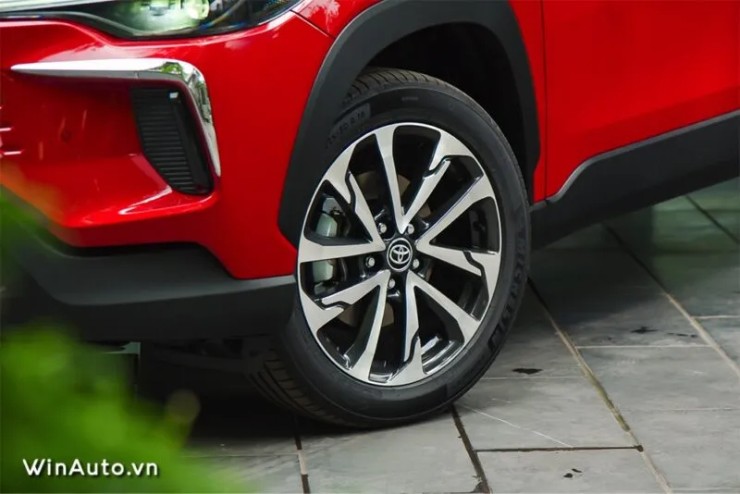 So găng HR-V và Corolla Cross Hybrid: Ai là "gà chiến", ai là "thóc vàng"? - 7