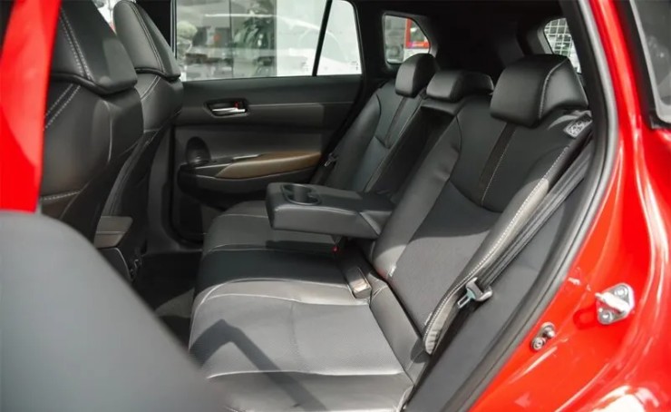 So găng HR-V và Corolla Cross Hybrid: Ai là "gà chiến", ai là "thóc vàng"? - 14
