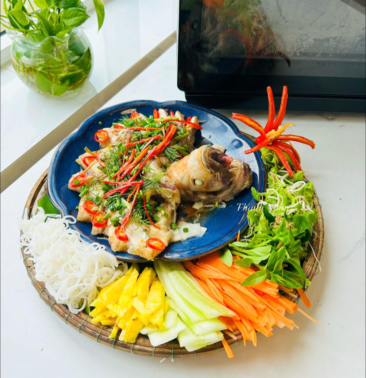 Cá hấp cuốn cùng bún, các loại rau củ rất ngon lại không bị ngán.