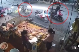 Clip: Thanh niên bỏ xe đạp  " đổi "  xe máy của người phụ nữ đi chợ nhanh như chớp