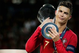Ronaldo vô địch Nations League, có nên giải nghệ trên đỉnh vinh quang?