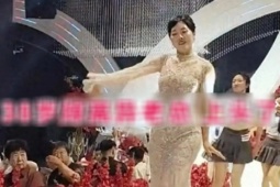Cô dâu 38 tuổi nhảy múa, đánh trống tưng bừng trong đám cưới, khách ngán ngẩm