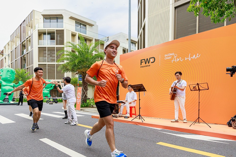 Runner phấn khích giao lưu với các band nhạc trẻ trên cung đường.