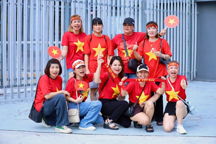 Nhiều CĐV nữ của ĐT Việt Nam đã tới sân Bukit Jalil để cổ vũ cho đoàn quân của HLV Kim Sang Sik. Đây sẽ là nguồn động lực rất lớn cho “Những chiến binh sao vàng”.