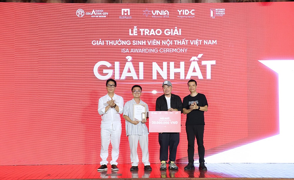 BTC trao giải thưởng và cúp cho thí sinh Giải Nhất