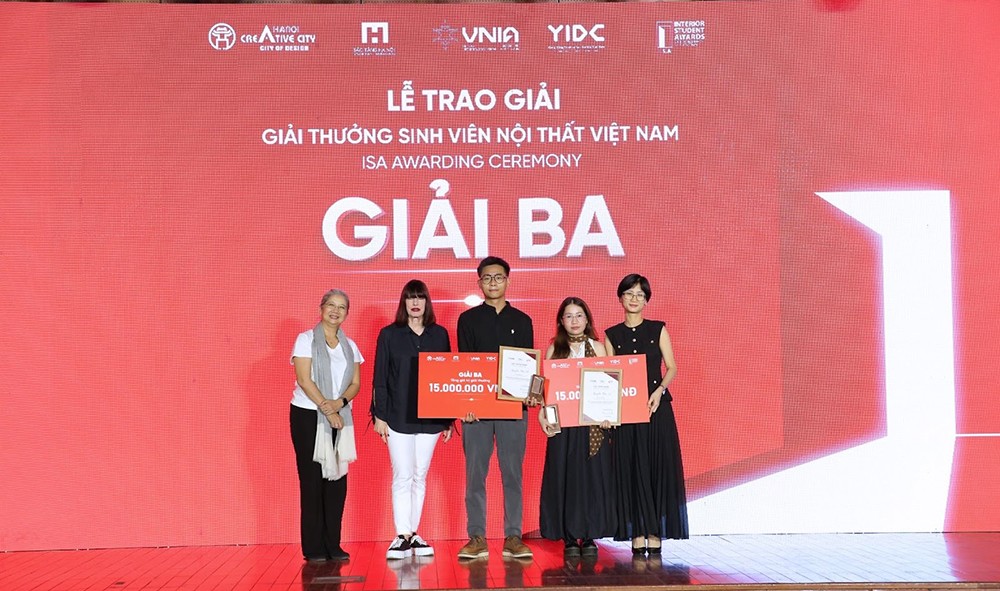 Hai Giải Ba (mỗi giải 15 triệu đồng) thuộc về thí sinh Nguyễn Thị Yến Nhi với tác phẩm “Hồi - Hương - Mường” và thí sinh Nguyễn Minh Thắng với tác phẩm “Bảo tàng làng nghề Tống Xá”.