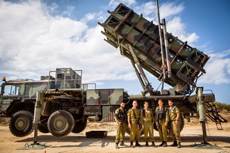 Binh sĩ Israel chụp ảnh bên cảnh một xe phóng của hệ thống phòng không Patriot. Ảnh: Times of Israel.