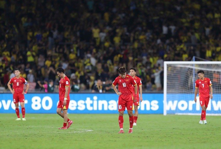 ĐT Việt Nam tụt 4 bậc trên BXH FIFA sau trận thua đậm Malaysia