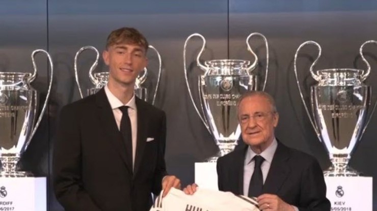 Huijsen chụp ảnh cùng Chủ tịch Perez trong lễ ra mắt Real Madrid