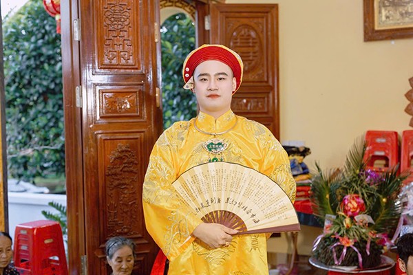 Hình ảnh thực hành giá hầu của cậu đồng Tiến Đức